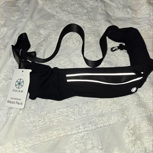 GAIAM Handbags - NWT GAIAM Black Excursion Waist Pack